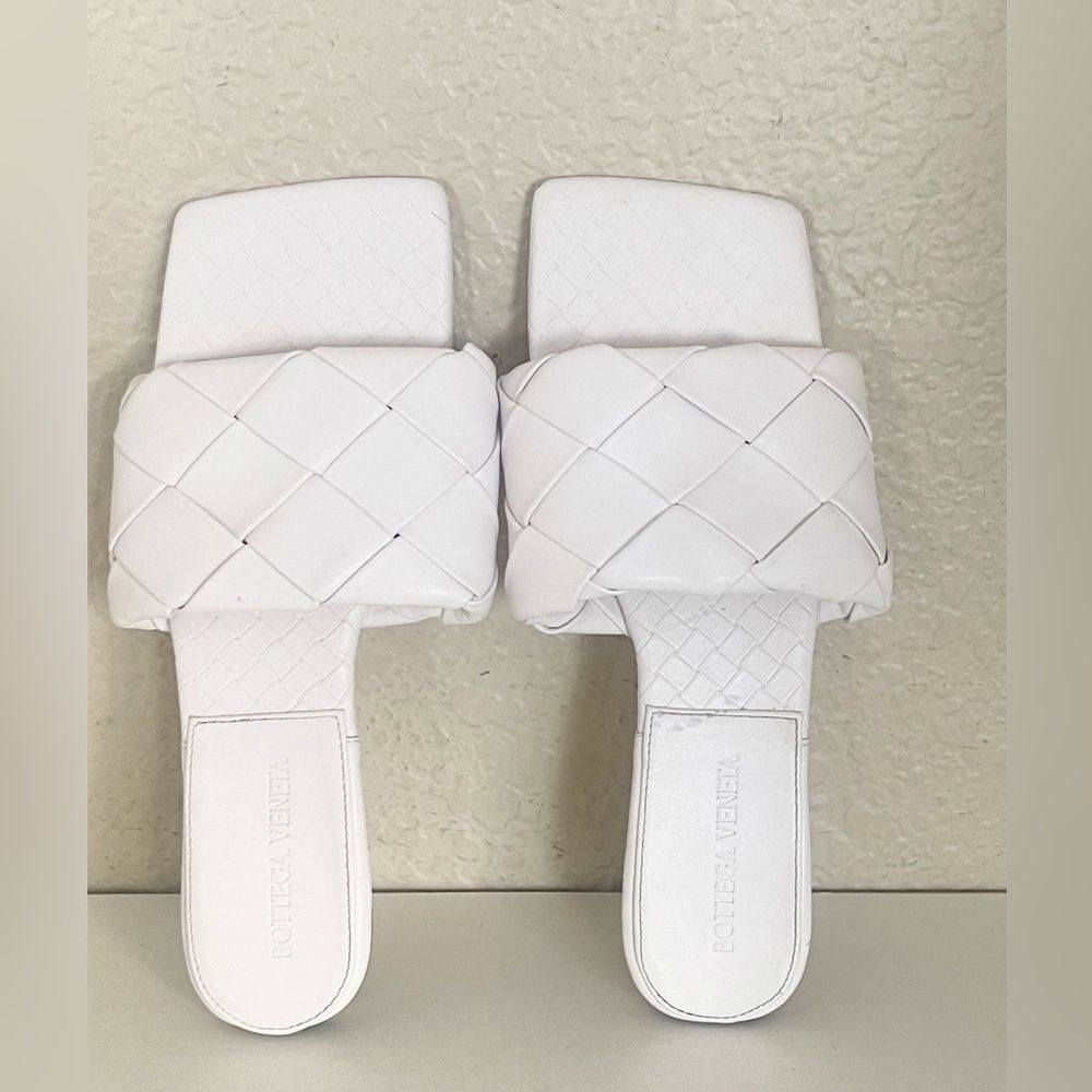 Bottega Veneta Lido flat slides in white - Picture 6 of 15